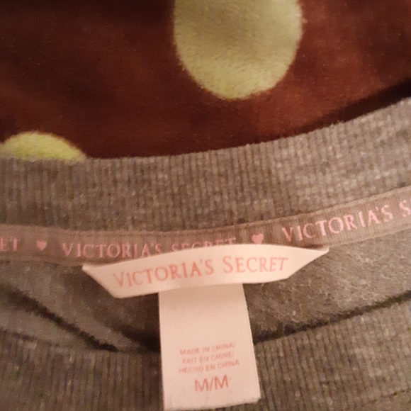 2 long sleeve shirts - Picture 2 of 8